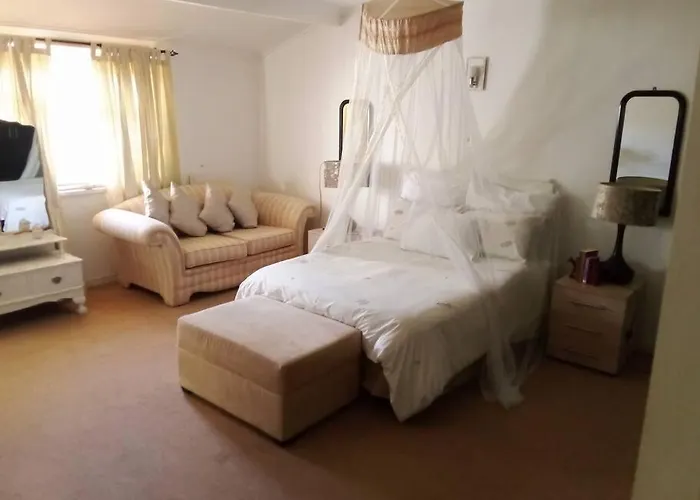 Three Bedrooms In Tranquil Setting In Rondebosch