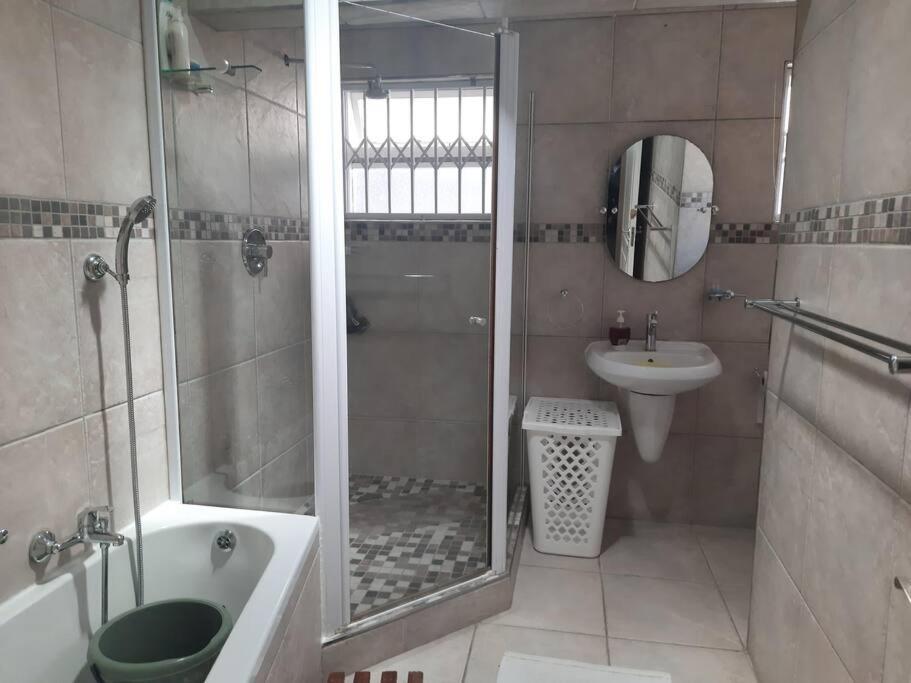 Apartment Three Bedrooms In Tranquil Setting In Rondebosch Cape Town
