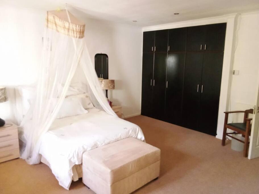 Three Bedrooms In Tranquil Setting In Rondebosch Apartment