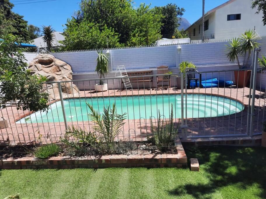 Apartment Three Bedrooms In Tranquil Setting In Rondebosch